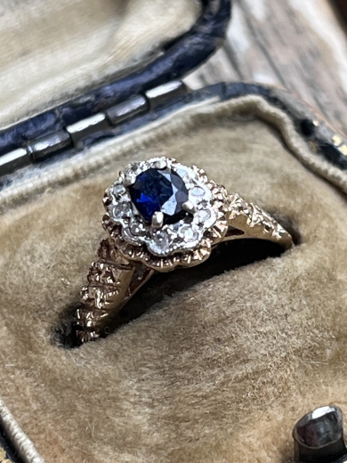 Inel cu diamante și safir