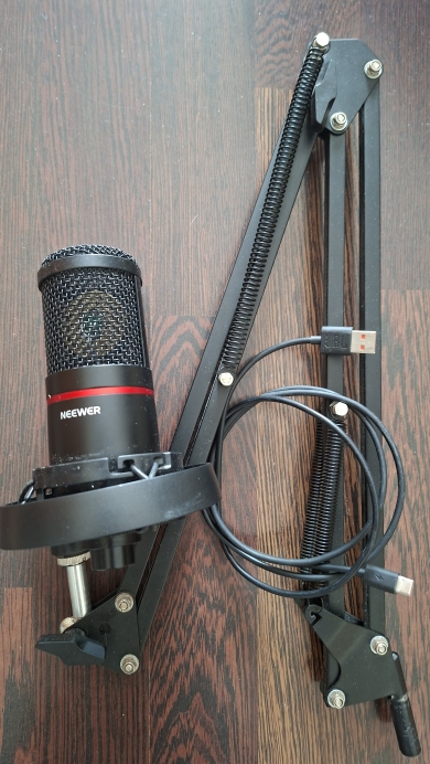 Vând microfon Neewer CM20, Gaming, filtru pop, mute/gain, LED, braț mobil.