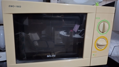 Vând cuptor cu microunde marca Elite EMO-1903.
