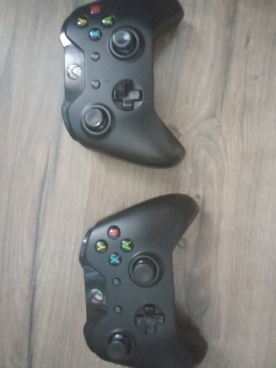 Vând Xbox one cu 2 manete și 7 jocuri